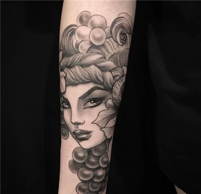 kvinne for tatovering
